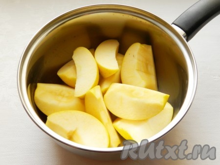 Яблоки нарезать четвертинками, очистить от сердцевины, сложить в сотейник, добавить 2 столовые ложки воды и тушить на медленном огне 20-30 минут, чтобы яблоки стали мягкими.
