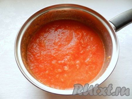 Соединить оба вида пюре - томатное и яблочное, поставить на огонь и варить 20 минут, постоянно помешивая.
