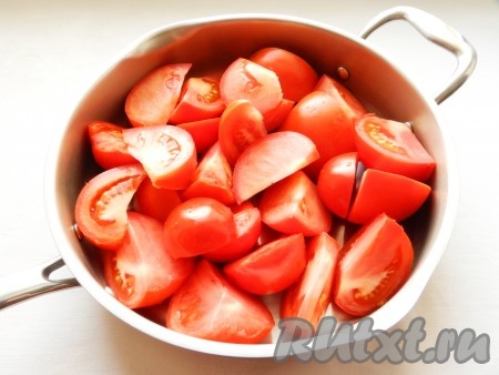 Разрезать помидоры на четвертинки, выложить в сотейник, добавить 2 столовые ложки воды и поставить на огонь. Варить до полного размягчения помидоров, примерно 30 минут (в зависимости от их размера и сорта).
