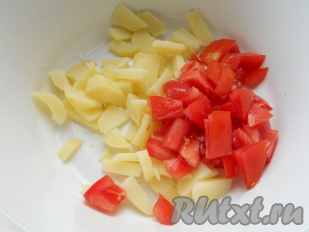 Отварной картофель очистить. Картошку и помидоры нарезать кубиками, выложить в достаточно объёмную миску.