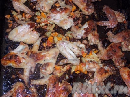 И отправляем куриные крылышки с овощами запекаться в духовку минут на 40-50 при температуре 200 градусов (у меня плита старая, поэтому у вас может занять меньше времени).
