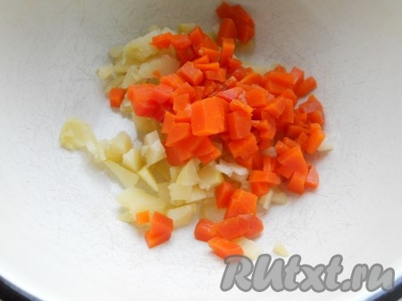 Картофель и морковь вымыть и отварить в кожуре до готовности (на отваривание с момента закипания воды потребуется минут 20-25, готовые овощи будут легко прокалываться вилкой). Свеклу вымыть и тоже отварить в кожуре до готовности (в зависимости от сорта на отваривание потребуется минут 50-60). Отваренные свеклу, морковь и картошку достать из воды, остудить. Картофель и морковь очистить, нарезать на небольшие кубики, переложить в глубокую миску.