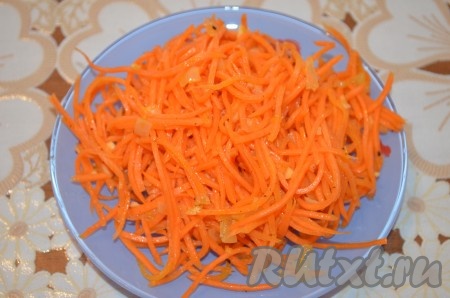 Морковь можно приготовить самим или купить готовую. Можно ее нарезать немного, чтобы не была длинная.
