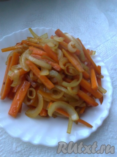 Добавляем нарезанный  лук и морковь. Обжариваем вместе до мягкости овощей.