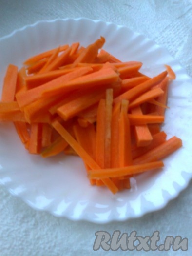 морковь нарежем соломкой. 