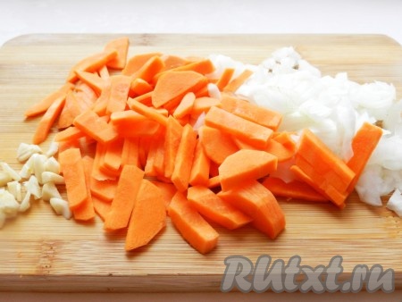 Очистить лук, морковку и чеснок. Лук нарезать на полукольца, морковку и чеснок - на кусочки.