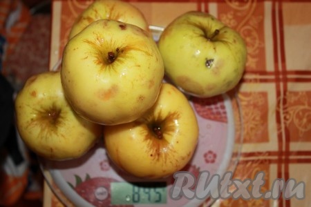 Яблоки очистить от кожуры и сердцевины, нарезать на небольшие кусочки, можно добавить корицу по вкусу.