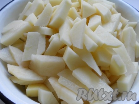 Картофель порезать произвольными кусочками, добавить в бульон и варить 15-20 минут.