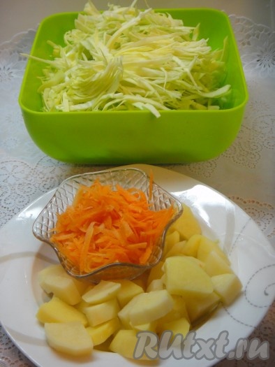 Капусту нарезать достаточно тонко. Морковку очистить и натереть на крупной тёрке. Очищенный картофель нарезать на средние кусочки.