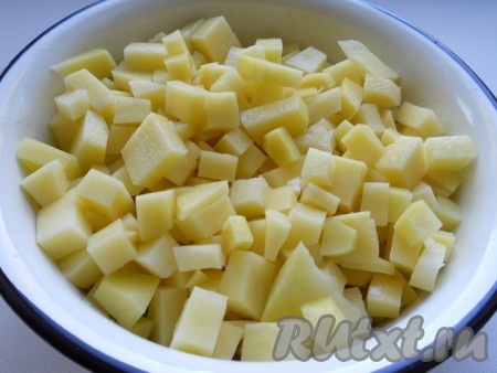 Картофель очистить, помыть и порезать кубиками.