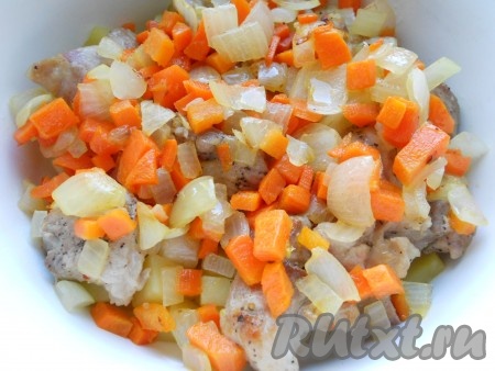 Выложить перец и лук с морковью в кастрюлю сверху свинины.