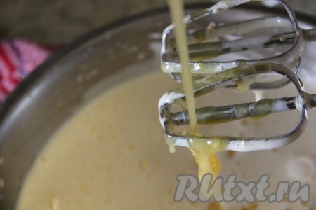 К яйцам добавить растопленный мед, не прекращая взбивать яичную массу миксером.