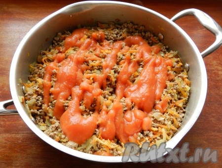 Влить томатный соус, перемешать и готовить еще примерно 5-7 минут.