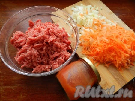 Из говядины приготовить фарш, лук мелко нарезать, морковь натереть не терке.