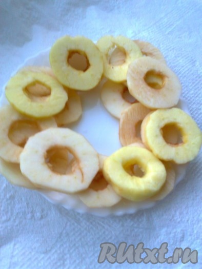 2 вариант печенья: яблоки нарезать кольцами, очистить от сердцевины.

