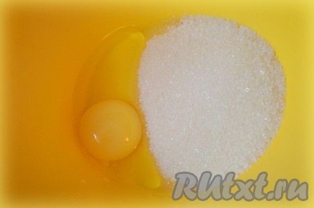 В глубокую миску добавьте яйцо, сахарный песок. 