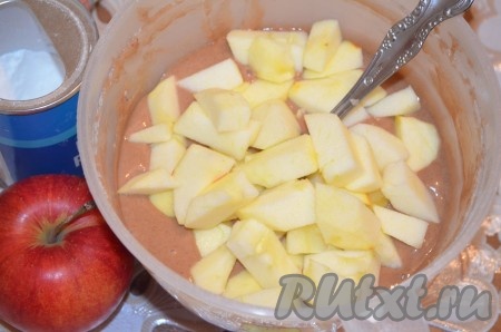Яблоки почистить, порезать кубиком, добавить в тесто. Перемешать.