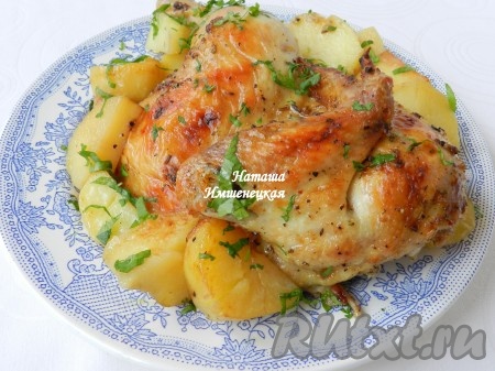 Вкусная и сочная курица с картофелем, запеченная в рукаве, готова.