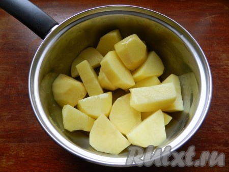 Картофель очистить, нарезать крупно, посолить, полить 1 столовой ложкой оливкового масла и перемешать.
