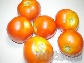 Для начала необходимо подготовить томаты. Отберите крепкие помидоры средних размеров и правильной формы.
