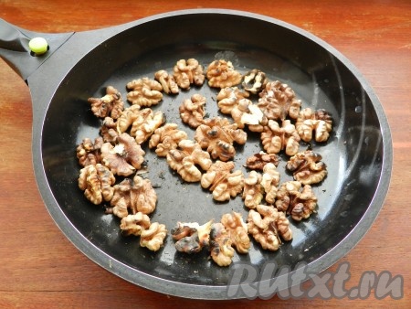Грецкие орехи поджарить на сухой сковороде и остудить.