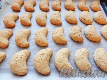 Разогреть духовку до 190 градусов. Выпекать печенье с грецкими орехами до золотистого цвета в течение 25 минут.
