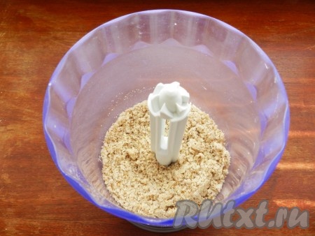 Переложить орехи в блендер, добавить половину общего количества сахара и смолоть в крошку.