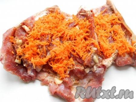 Достать мясо из холодильника, развернуть и выложить натертую на терке морковь.
