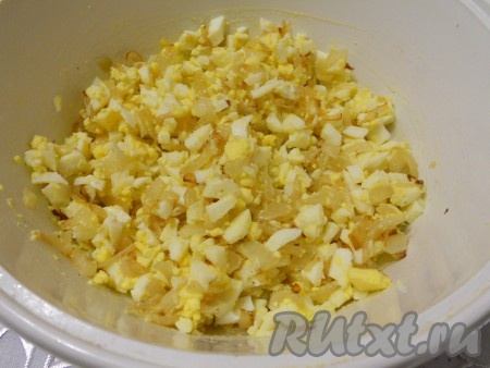 Для начинки зразов: отварные яйца порезать мелкими кубиками, добавить обжаренную до золотистости вторую луковицу, чуть посолить и перемешать.

