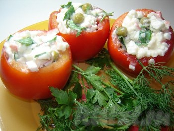 Фаршированные помидоры с крабовым салатом