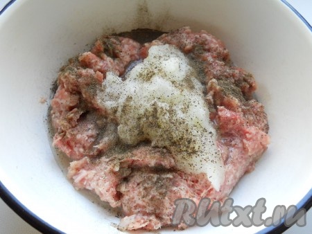 Мясо перекрутить на мясорубке вместе с луком, добавить соль, черный молотый перец, влить воду и хорошо перемешать.