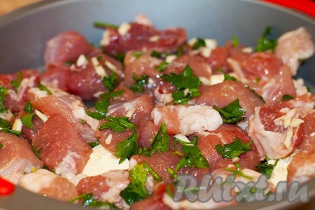 Нарежьте свинину небольшими кусочками, посолите, поперчите, добавьте зиру, рубленную зелень и чеснок. Полейте мясо гранатовым соусом. Выложите мясо в форму для запекания на кусочки сливочного масла.
