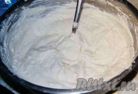 Приготовим крем. Для этого нужно смешать сливки и сметану, добавить сахар, закрепитель для сливок и хорошо взбить миксером до загустения крема.
