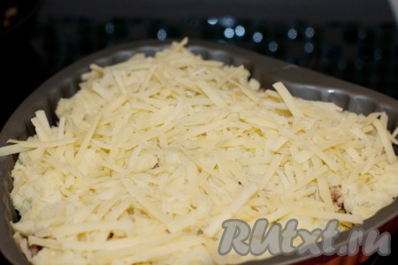 Посыпать тертым на крупной терке сыром и готовить 15 минут в заранее разогретой до 200 градусов духовке.

