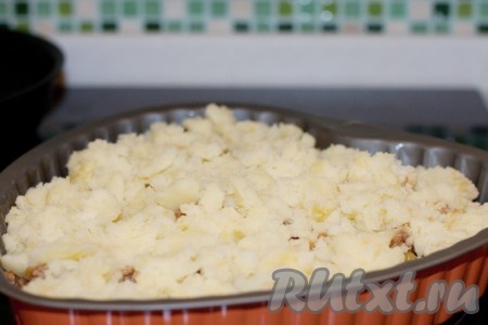  Покрыть овощи слоем картофельного пюре.