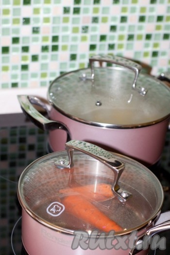 Картофель очистить, отварить до готовности, слить и размять в пюре. Смешать со сливочным маслом, посолить. Морковь сварить до мягкости, очистить и нарезать небольшими кусочками.