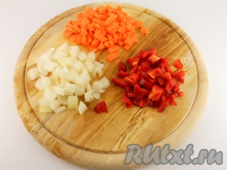 Нарезать небольшими кубиками оставшиеся лук и морковь. Также нарезать сладкий перец.