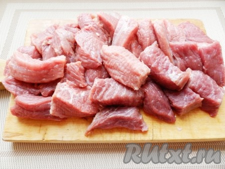 Мясо вымыть, нарезать кусочками примерно 2х5 см. Поместить мясо в кипящую воду, снять пену, уменьшить огонь и варить до готовности мяса примерно 1 час.