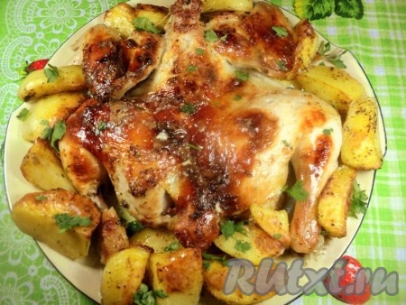 Курица, запечённая на противне с картошкой в духовке