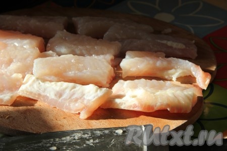 Рыбное филе нарезать на порционные кусочки и слегка присолить.