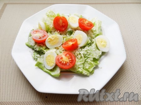 Яйца и помидоры разрезать на половинки, выложить на тарелки.