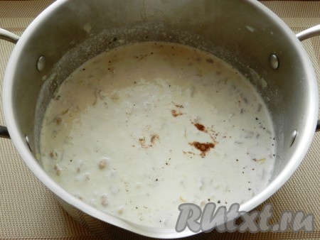 Влить сливки, посолить, поперчить соус по вкусу, добавить щепотку мускатного ореха и довести до кипения. Если ореховый соус покажется слишком густым, добавьте еще сливок.
