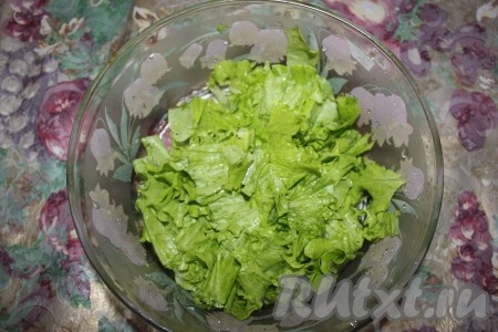 Крупно порвать руками листья салата.

