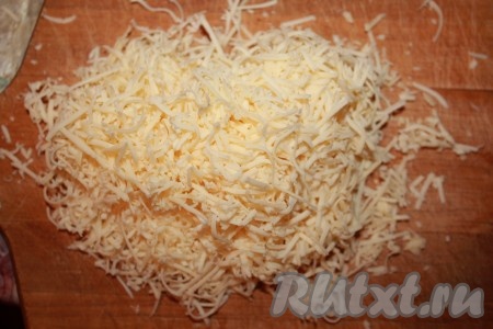Желтки смешать с молоком. Сыр натереть на мелкой терке и добавить к желткам.

