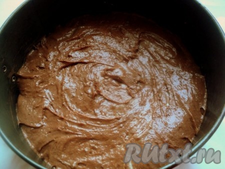 В оставшееся тесто добавить какао, размешать и выложить тесто в другую форму, можно меньшего диаметра, чем первая. Выпекать при температуре 180 градусов: белый корж - 15 минут, шоколадный корж - 25 минут.