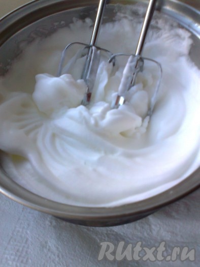 К охлаждённым белкам добавить щепотку соли и взбить до устойчивой пены.

