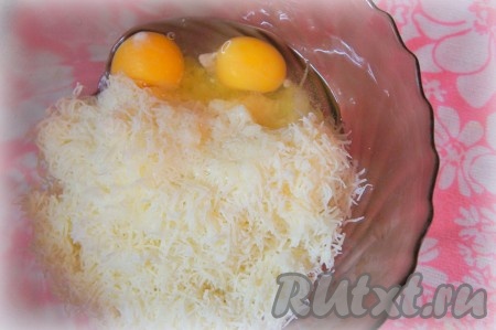 Добавить яйца, соль, специи, тщательно перемешать.