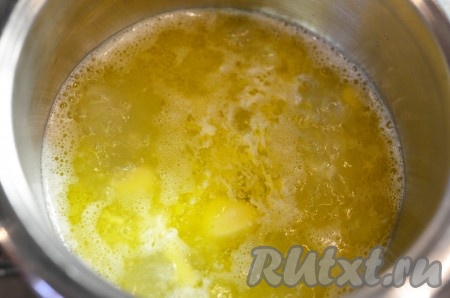 Налейте в кастрюлю воду, добавьте масло, щепотку соли и доведите до кипения.