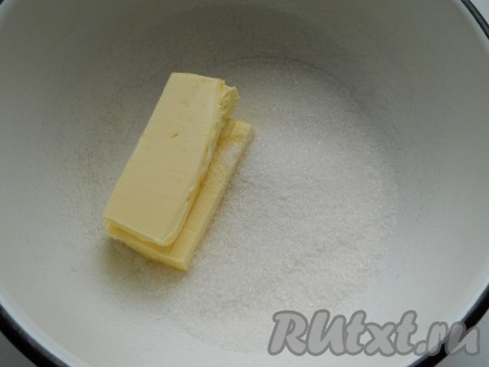 В сахар добавить размягченное сливочное масло.