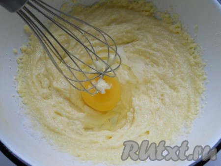 Взбивать масло с сахаром миксером на средней скорости в течение 5 минут. Далее, продолжая взбивать, добавить по одному яйца.